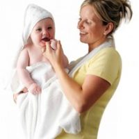 Prosop de baie pentru bebelus si mama alb Clevamama